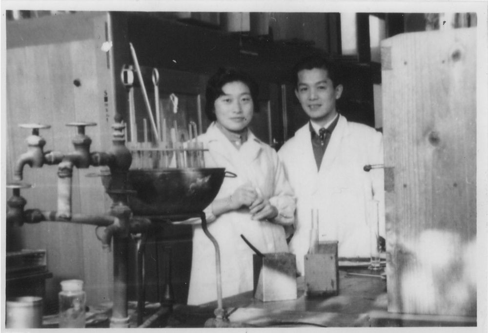 Reiji Okazaki and Tsuneko in the laboratory, 1958