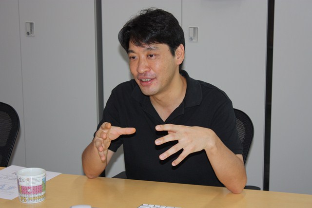 Fig. 4:Itami explain "Understanding the bottom-up approach is easy, but realizing a method is much harder. We have accepted this challenge, and are the first group to successfully develop a catalyst to synthesize nano graphene fragments."