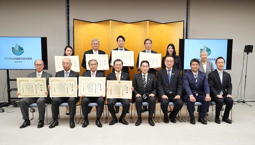 Back row, far left: Associate Professor Mayu Urata
(Image courtesy of the Cabinet Office of Japan)