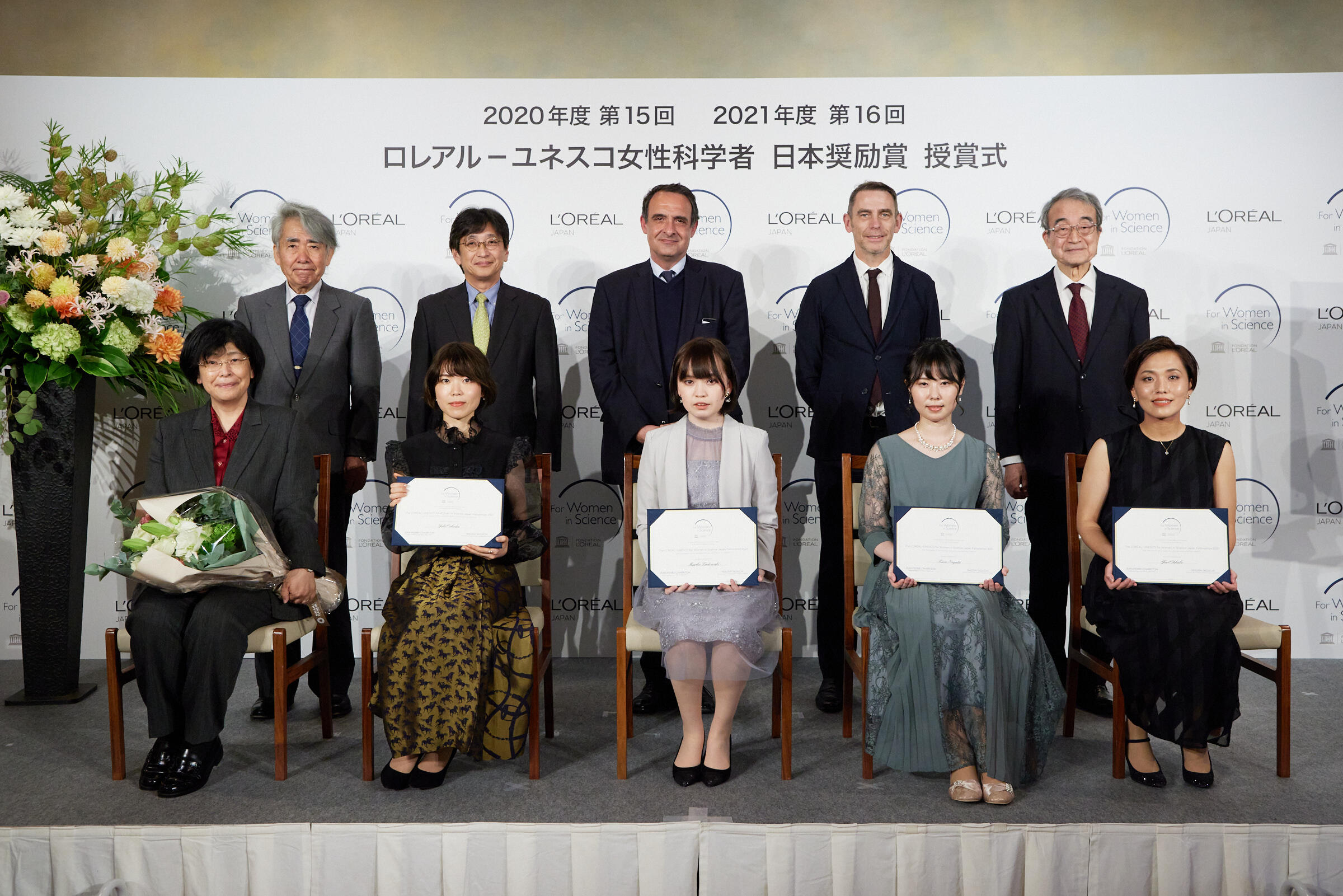Ms. Ohkubo (front row, first from right)
(Photo courtesy of Nihon L'Oréal)