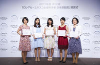 Researcher Bessho (2nd from the right)
(Photo provided by NIHON L'ORÉAL K.K.)