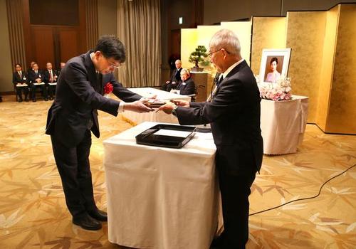 Professor Takahashi (left) at the award ceremony