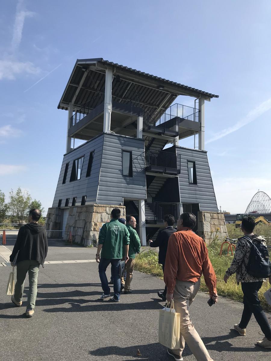 The storm surge breached numerous banks along the lower reaches of the Kiso Three Rivers, and it took 53 days to close off the rivers. The Ise Bay Typhoon Memorial, built on the final site of the closing of broken dikes, was one of the tour stops (Kuwana,