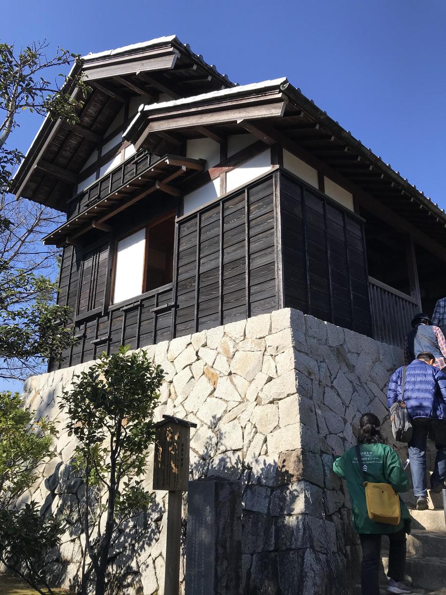 A mizuya of a waju farmhouse reproduced on the grounds of the Kiso Sansen Park Center. The sturdily constructed outbuilding was placed on a high ground.
