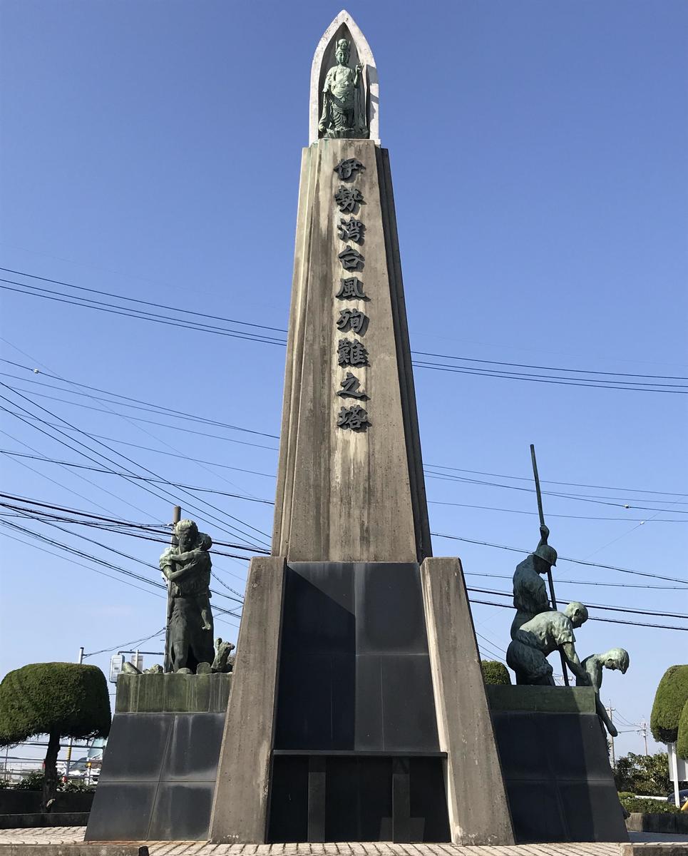 The monument commemorating the victims of the Isewan Typhoon in Yatomi depicts contrasting figures of a mother clutching her saved child and a father who lost his son.