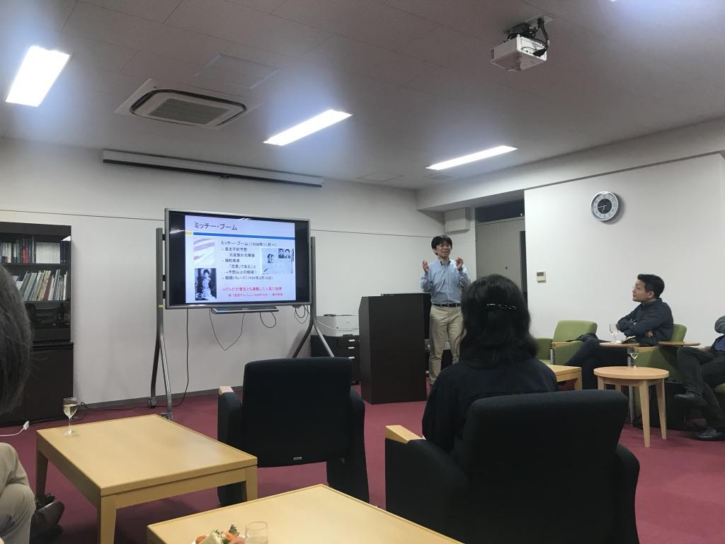 Just before the Japanese imperial transition on the last day of April in 2019, Associate Professor Hideya Kawanishi spoke at the Meidai Salon. He is known for his research into the symbolic emperor system. (April 22, 2019)