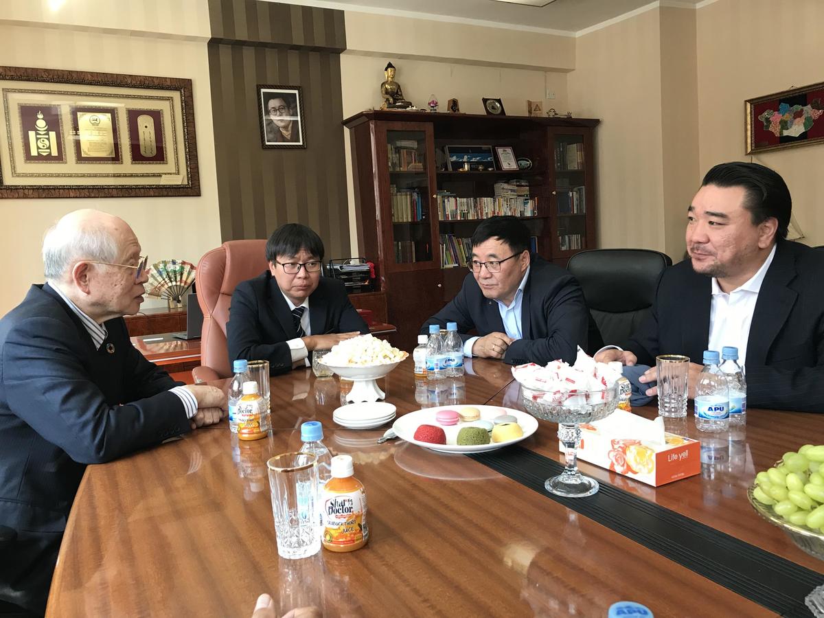 Principal Purevsuren Naranbayar (second from left), who welcomed Meidai’s University Professor Ryoji Noyori (left) upon his arrival at the Shine Mongol High School, is a graduate of Tokyo University of Foreign Studies and Kyoto University. To their right