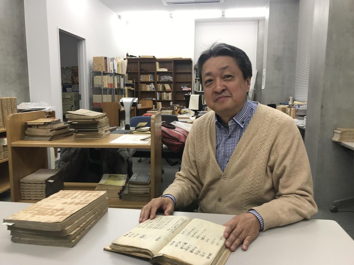 Professor Koh Shiomura working on the comprehensive survey. Most of his weekends are spent at Iwase Bunko.