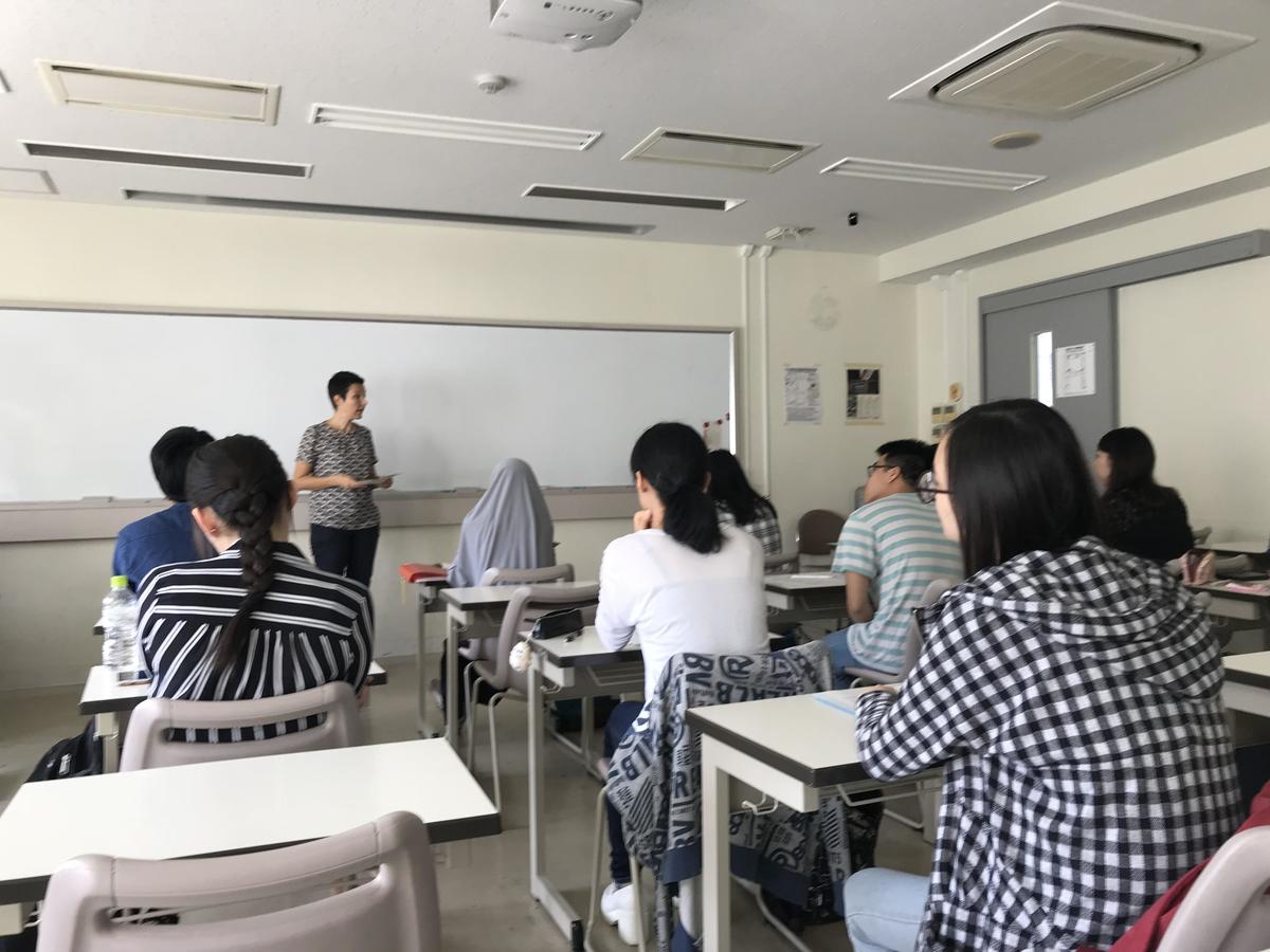 Biology class taught by Maria Vassileva, Designated Associate Professor at G30. Overseas students' eagerness to take part in discussions surprised Japanese classmates.