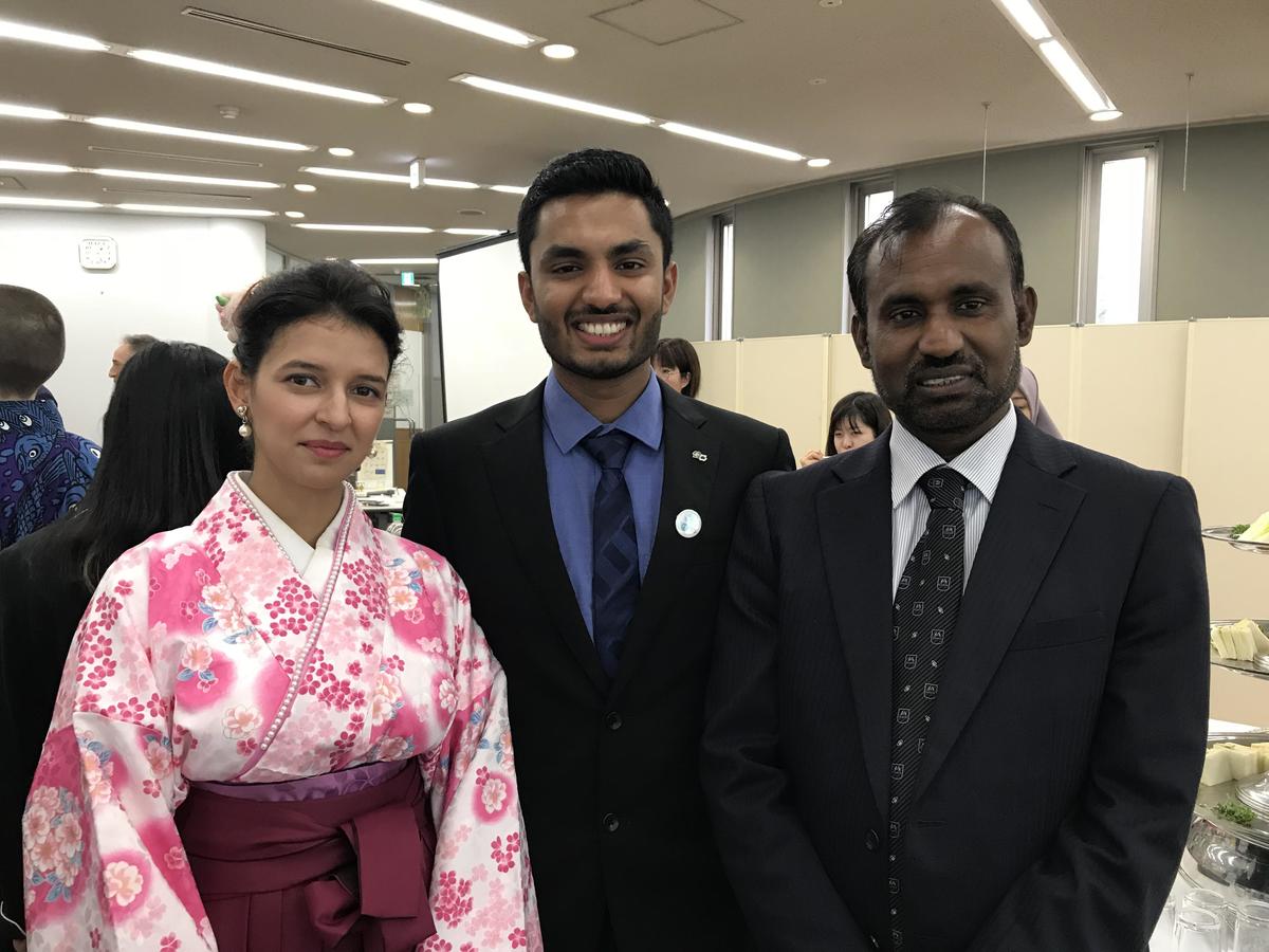 Srishti Sinha (left) and Suchetha Cooray (center) at the graduation party held at the end of September. Cooray, from Sri Lanka, is now studying postgraduate physics at Meidai.