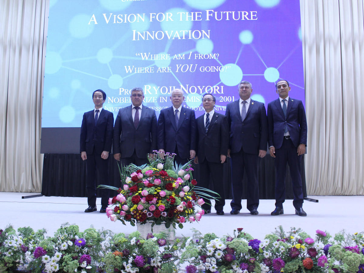 (From the left) Ambassador Mr. Ito, Dr. Madjidov, Minister of Higher and Secondary Specialized Education, University Professor Dr. Noyori, NU President Dr. Matsuo, TSTU President Dr. Turabdjanov, Mr. Vafoev, Committee for Science and Culture of Parliament