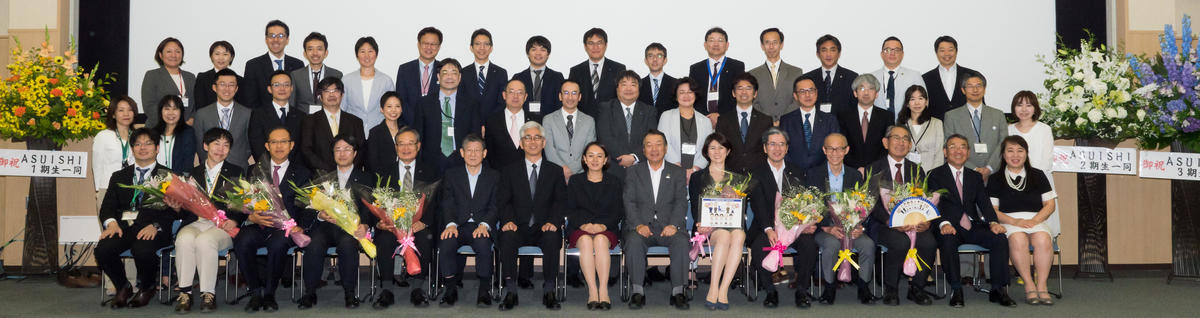 Completion ceremony of the fourth ASUISHI class, held at Nagoya University Hospital