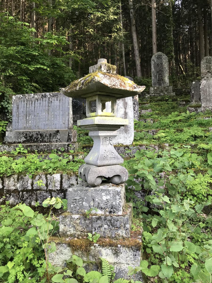 A stone lantern that turned 45 degrees in the earthquake on June 25, 2017. It does not appear to be very stable, making it all the more amazing that it did not topple over (Mitake, Kiso Town).