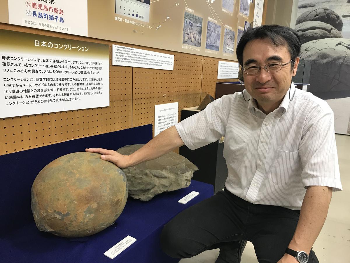 Professor Hidekazu Yoshida with a concretion discovered with in Miyakonojo City, Miyazaki Prefecture, from a layer stratum about 50 million years old. It weighs 40 kilograms.