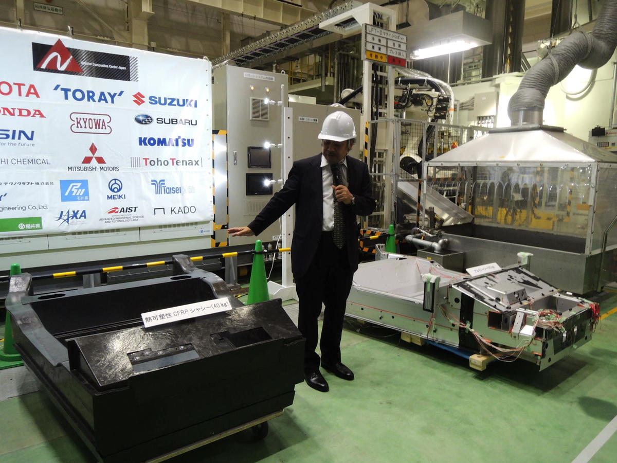 CFRP chassis presented (front) and the aluminum car it was modeled on (at Meidai NCC, October 16, 2017)