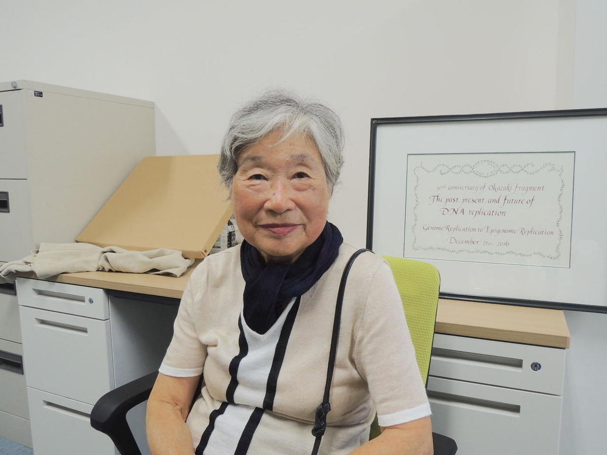 University Professor Tsuneko Okazaki, with a plaque commemorating the 50 anniversary of Okazaki fragments in December 2016