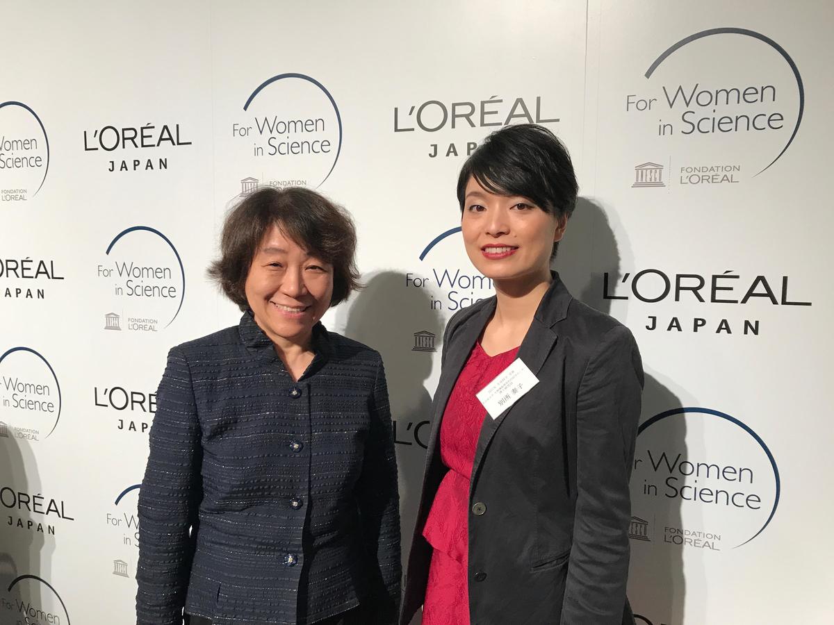 L'Oréal Award winner Kanako Bessho (left) and award judge Tomoko Nakanishi, professor emeritus at the University of Tokyo