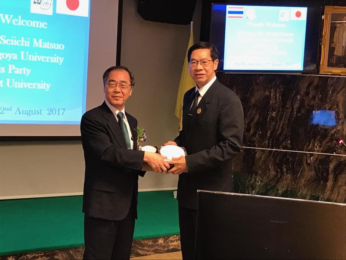 Kasetsart University professor Apinun Suprasert and Meidai president Seiichi Matsuo exchanging presents