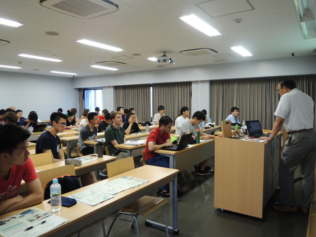 NUSIP students listen to an industry expert lecture on automobile market trends (July 7, at Meidai School of Engineering)