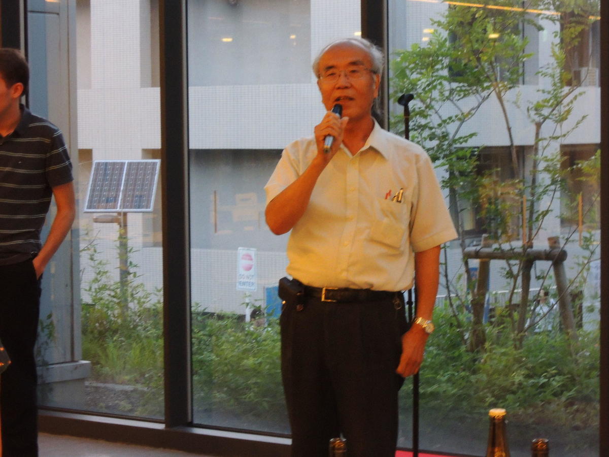 Designated Professor Yukio Ishida speaking in response to words of appreciation from the students (July 20)