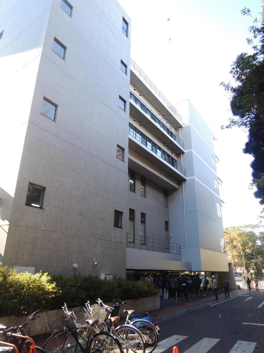 Students on a study tour observe a test that shakes the entire building (December 6, 2016, Gensai-kan)