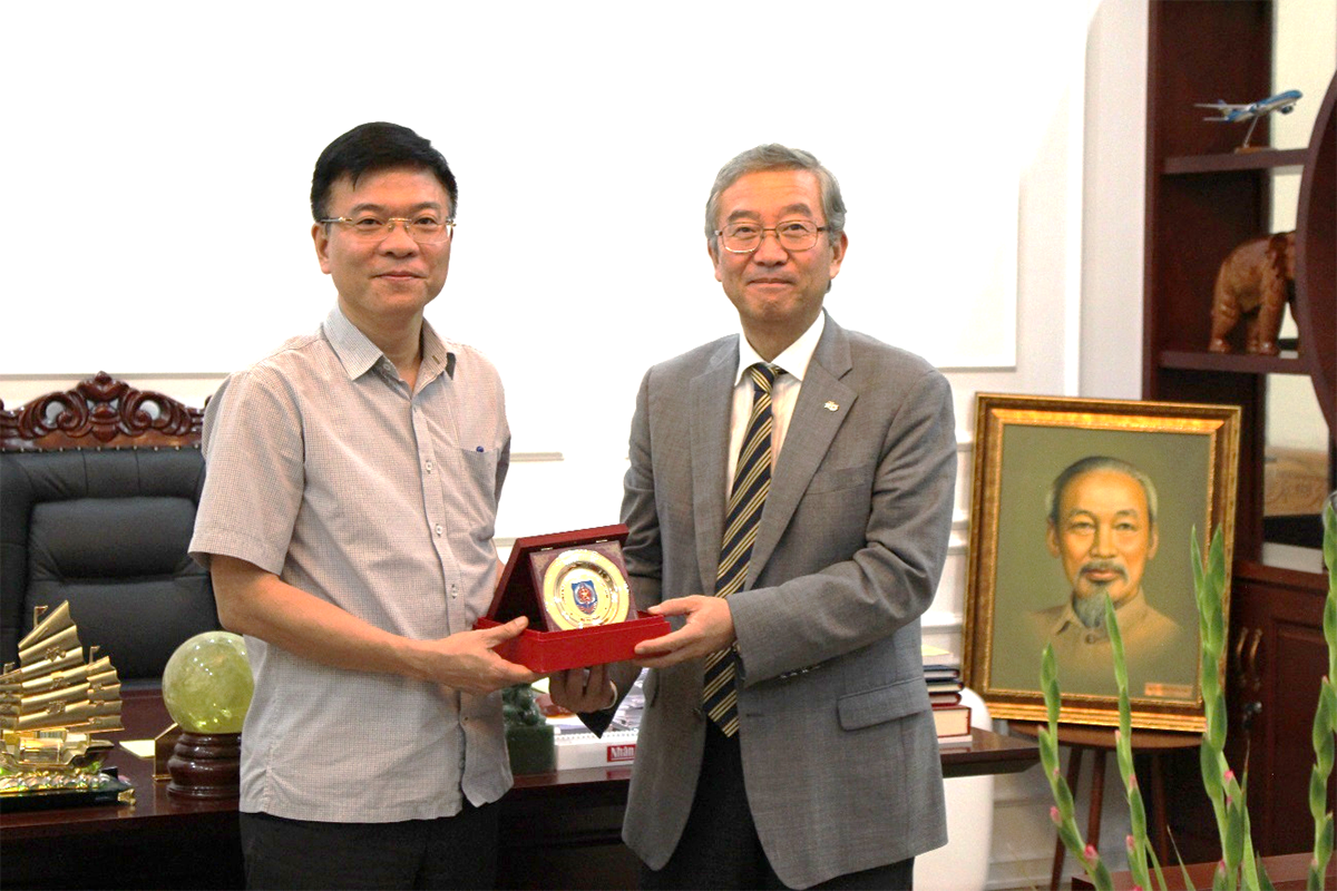 Paying a courtesy call on the Vietnam Minister of Justice
