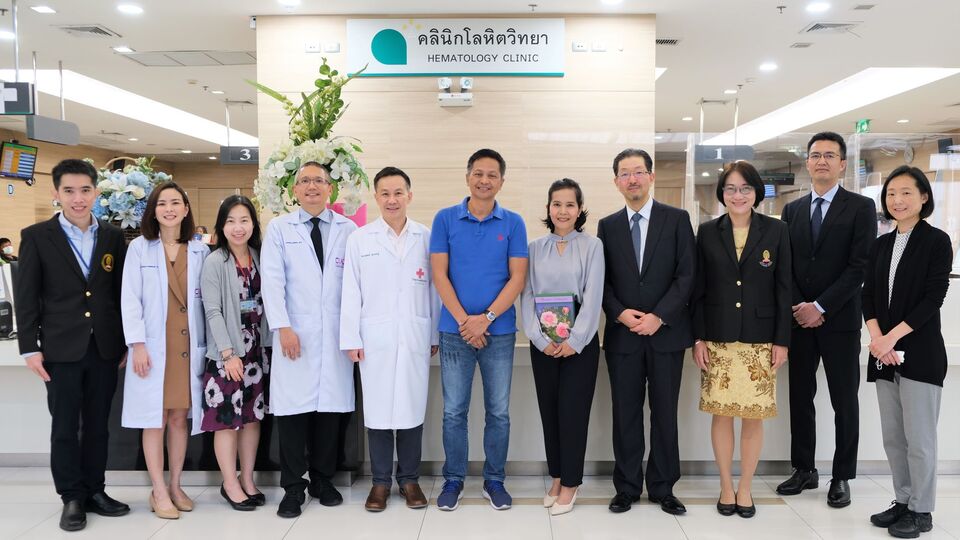 One of the patients who received the PiggyBac CAR-T cell therapy(5th from the right), Professor Takahashi from Nagoya University (4th from the right), and the team of researchers and clinicians at Chulalongkorn University