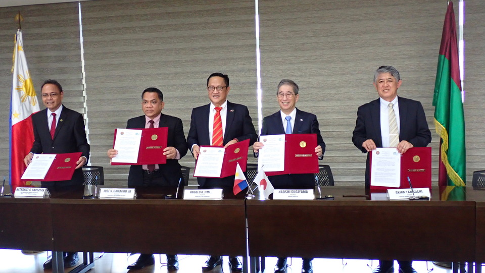 From left to right: UPLB Vice-Chancellor for Research and Extension Nathaniel C. Bantayan; UPLB Chancellor Jose Camacho, Jr.; UP President Angelo A. Jimenez; Nagoya University President Naoshi Sugiyama; Nagoya University Director of ASCI Akira Yamauchi. Photo by Nagoya University International Communications Office.