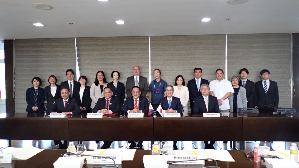 Delegates from Nagoya University pose with colleagues from University of the Philippines. Photo by Nagoya University International Communications Office.