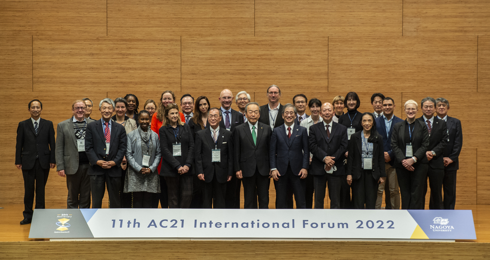 AC21 International Forum attendees from Nagoya University and partner universities with Takeshi Uchiyamada, Chairman of the Board of Directors of Toyota Motor Corporation, following his address to the Forum