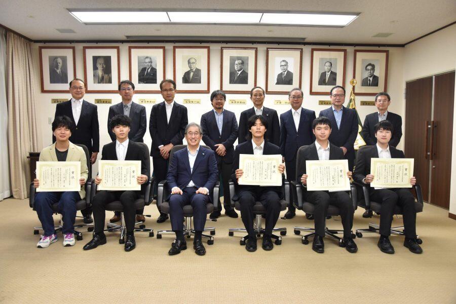 The prize winners and President Sugiyama (front row) with the awarding committee and heads of schools (back row)