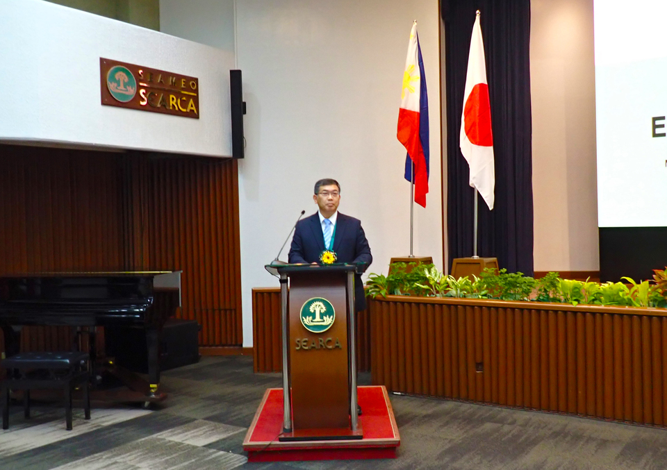 Professor Mikio Nakazono, Dean of the Graduate School of Bioagricultural Sciences, offers a congratulatory message to incoming students. Photo by the International Communications Office.