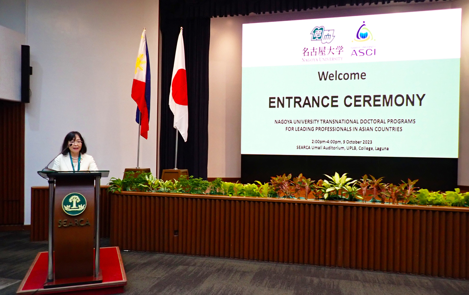 Professor Aya Okada, Dean of the Graduate School of International Development, welcomes new students. Photo by the International Communications Office.