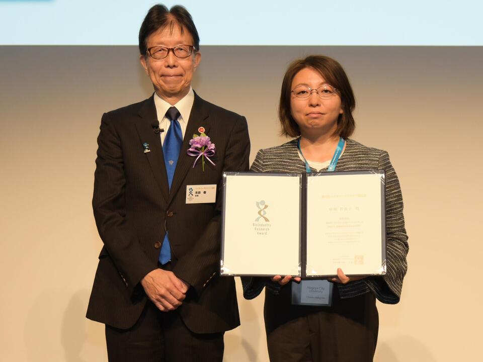 Dr. Nakajima receives the award (photo courtesy of Bioindustry Association of Japan)