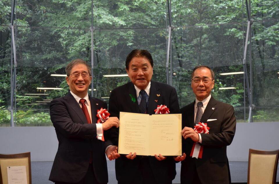 Mayor Kawamura (center) with President Sugiyama (left) and Chancellor Matsuo (right)
