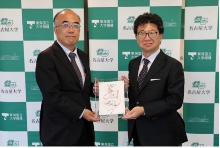 Nagoya University Professor Jiro Kasahara (left) receives commemorative plaque from JAXA Space Strategy Fund Program Officer Atsushi Sunami (right).