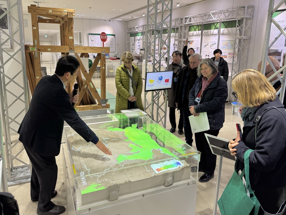 The delegation visited WPI-ITbM as well as the Disaster Mitigation Center