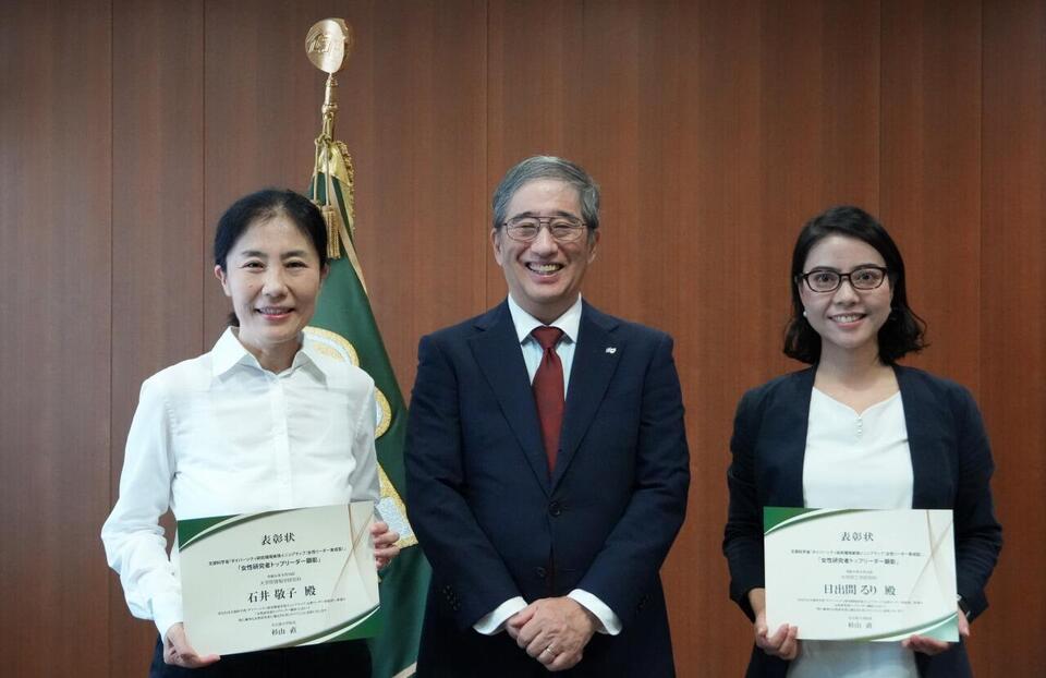 Professors Ishii (left) and Hidema (right) with President Sugiyama