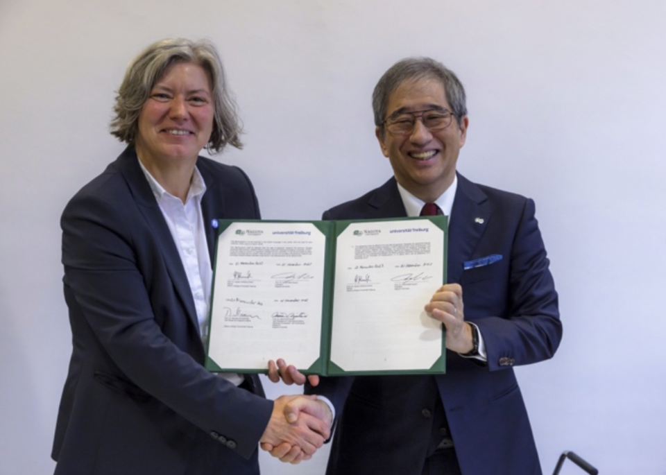 President Sugiyama and Rector Krieglstein sign and display the Strategic Partnership Agreement (Photo: Jürgen Gocke)