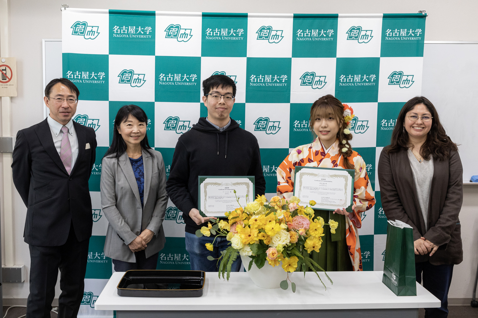 Zhi Jie Foo (middle left) and Mika Matsumoto (middle right) with staff (left to right) GEC Director Professor Hiroki Tanaka, Professor Kyoko Tanaka and Designated Lecturer Keiko Kusumoto. Shuqi Xu was unable to attend the ceremony but received her award on a separate occasion.
