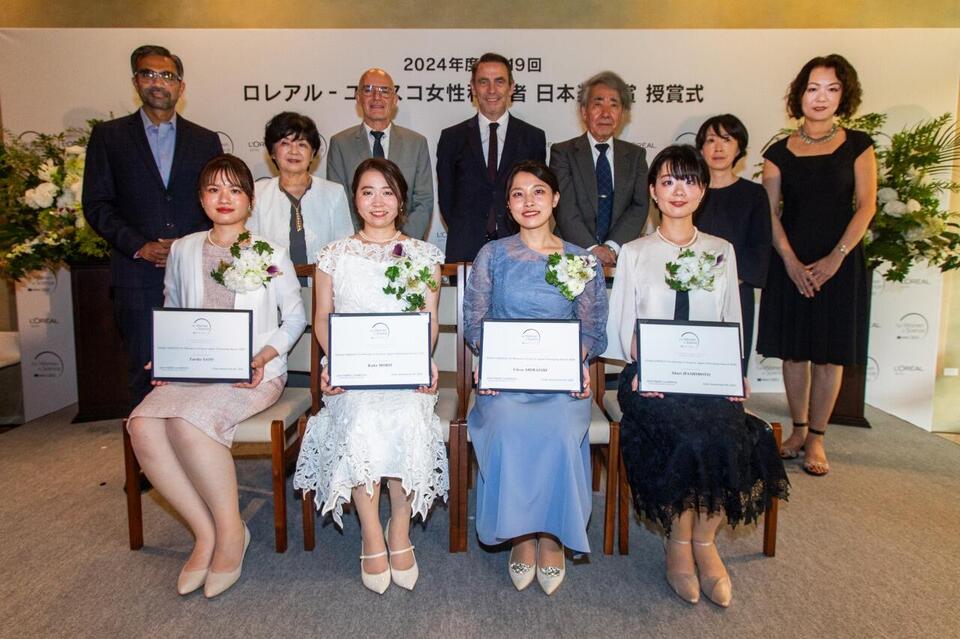 Chisa Shiraishi and Akari Hashimoto (front row, center right and right) at the ceremony.(Photo courtesy of L'Oréal Japan)