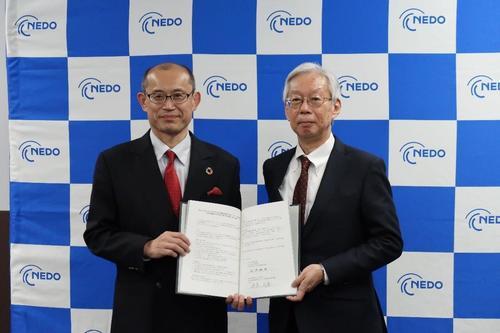 NEDO Executive Director Masayoshi Watanabe (left); Nagoya University Trustee Shigeaki Zaima (right)