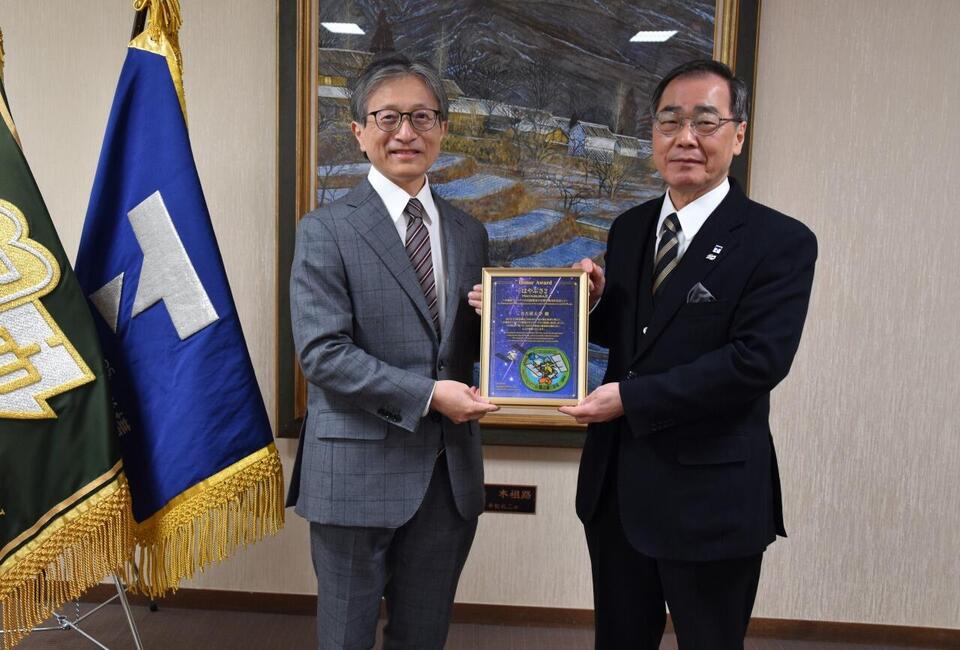 Prof. Watanabe (left) and Nagoya University President Matsuo (right)