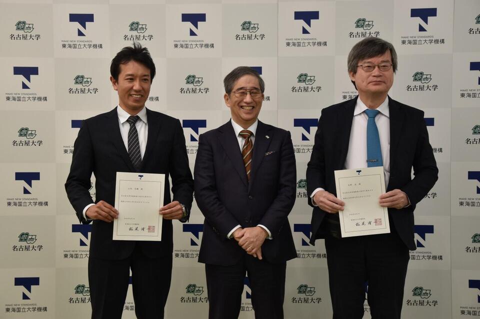 Professors Yamauchi and Amano receive their contracts from Nagoya University President Naoshi Sugiyama at the press conference announcing their appointment