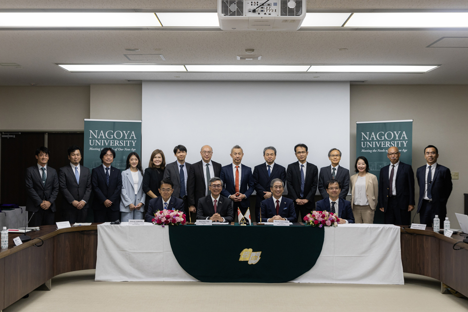 Representatives of Nagoya University, National University of Singapore, Aichi Prefecture and MEXT at the ceremony