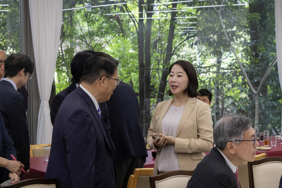 Professor Konishi of the Nagoya University Deep Tech Serial Innovation Center explains Nagoya University's entrepreneurship education program to Aichi Prefecture Governor Ohmura