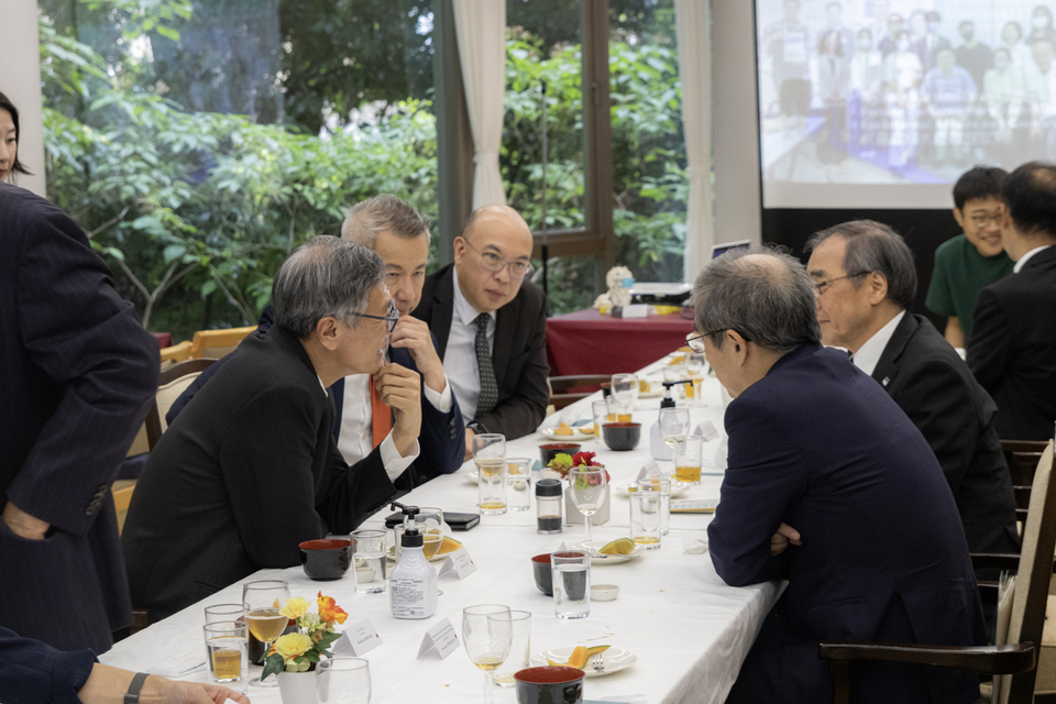 Representatives of National University of Singapore in conversation with President Sugiyama and Chancellor Matsuo of THERS