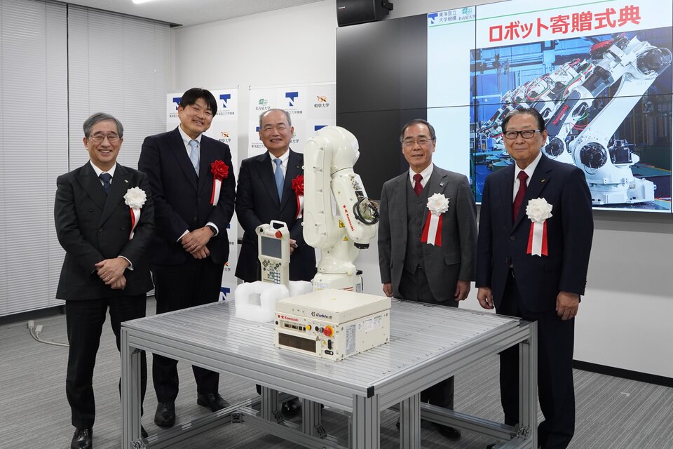 Nagoya University President Naoshi Sugiyama (left), THERS Chancellor Seiichi Matsuo (second from right), Gifu University President Kazuhiro Yoshida (right) and representatives from KHI with one of the robotic arms donated by the company