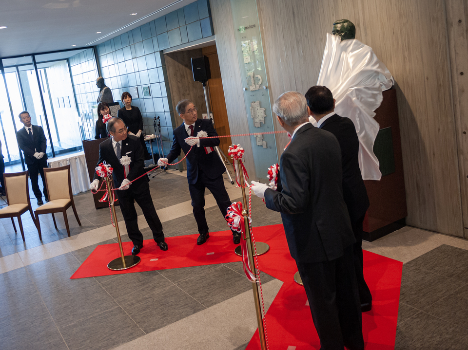 Chancellor Matsuo, President Sugiyama, Akio Toyoda and Chairman Shibata unveil the bust of Dr. Toyoda