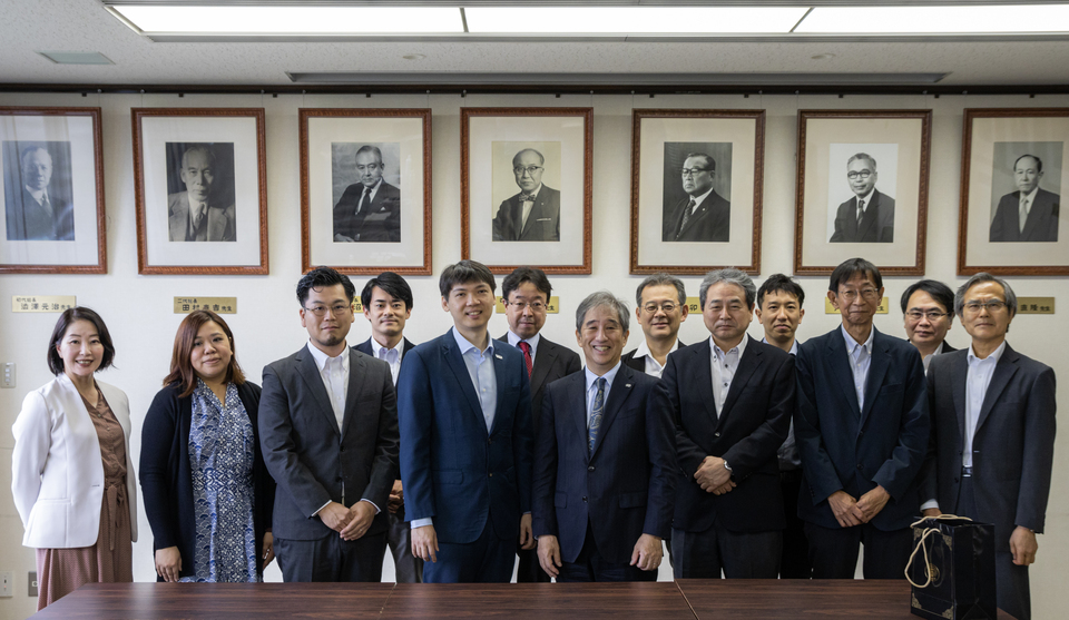 President Sugiyama (center), Yukiko Konishi from the Tongali start-up support network (far left), and the Nagoya University team meet with NUS Enterprise representatives last month